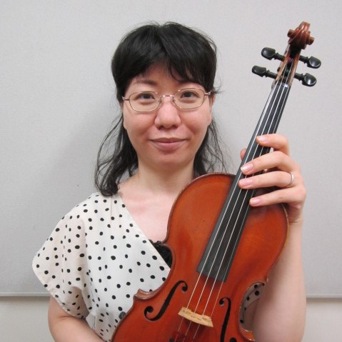 横山　正美（よこやま　まさみ）<br />
4歳よりヴァイオリンを始める。東京学芸大学G類音楽科卒業。<br />
これまでに、荒井雅至、梅村隆一、梅村真実の各氏に師事。
