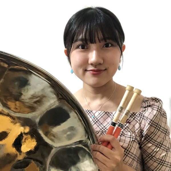 北森　帆乃香（きたもり　ほのか）<br />
神奈川県三浦市出身。<br />
10歳から吹奏楽部で打楽器を始める。習志野高校に進学し吹奏楽全国大会に出場。<br />
その後洗足学園音楽大学でクラシックパーカッションを学ぶ。大学入学時にスティールパンに出会い、独特の音色と迫力ある音楽に魅了される。<br />
現在はスティールパンでのアンサンブルやソロに積極的に取り組んでいる。