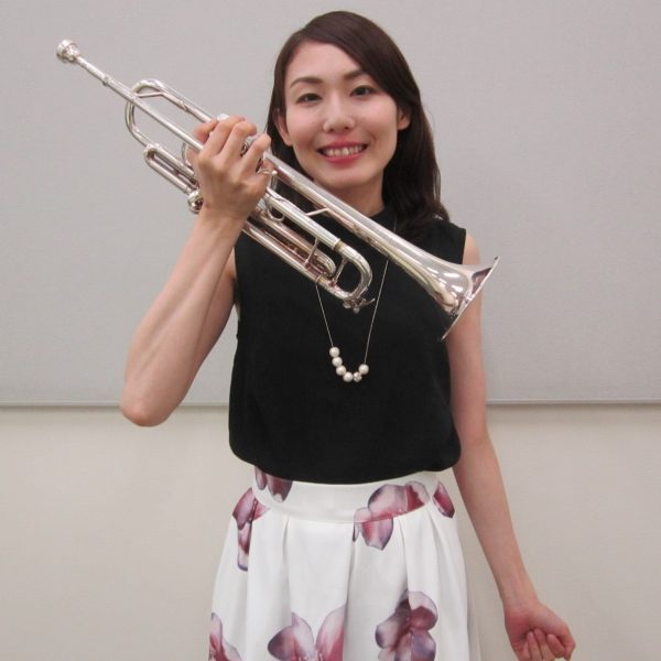 足立　望美（あだち　のぞみ）<br />
武蔵野音楽大学卒業。<br />
東京ミュージック＆メディアアーツ尚美ディプロマ科修了。<br />
現在、イベント演奏、室内楽、オーケストラ、吹奏楽など、様々なジャンルで活躍中。