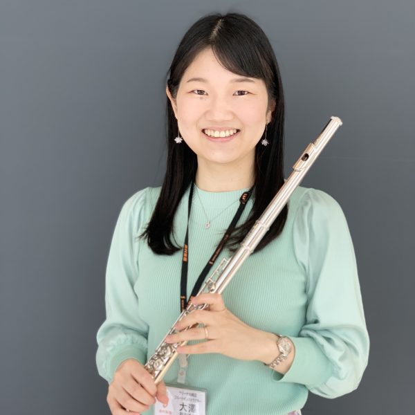 奈良教育大学　音楽教育専修卒業。岡山大学大学院　音楽教育コース修了。<br />
中学校・高等学校（音楽）、幼稚園、小学校教諭専修免許状取得。<br />
武村美穂子、諸田大輔の諸氏に師事。<br />
これまでに、大阪府の中学校にて音楽科教諭、吹奏楽部顧問として勤務。<br />
