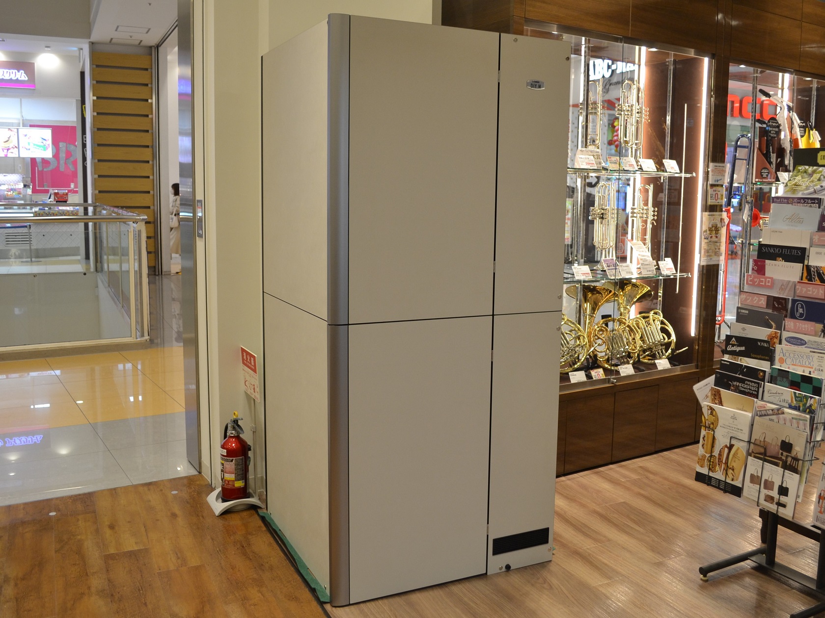 　ヤマハが新たに展開する、ユーザー自身で組み立て可能な防音室のブランド「DIY.M（ダイム）」より、立って使用するサイズに適した簡易防音室「SBA05」を、当店にて展示しております。　スペースやお値段などの問題で従来の防音室のご購入に踏み切れない方をはじめ、ご興味のある方は、是非、島村楽器ラゾーナ川 […]
