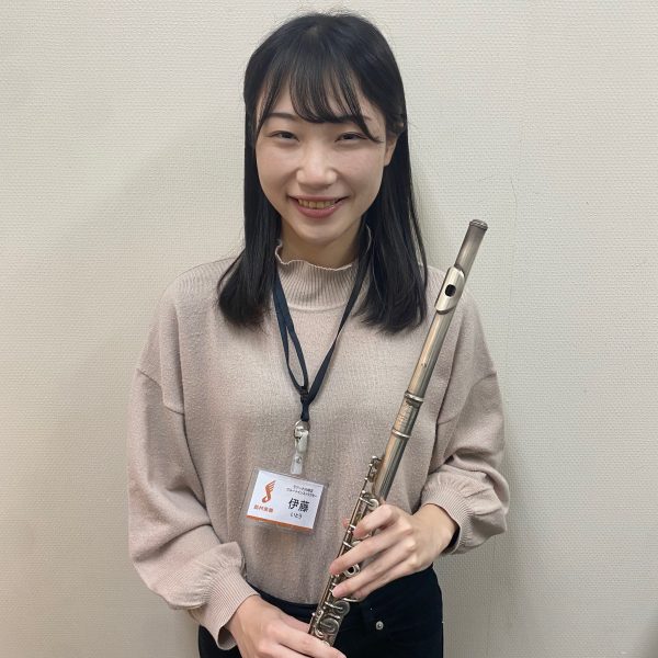 伊藤　向莉（いとう　ひまり）<br />
桐朋学園大学音楽学部音楽学科管楽器専攻(フルート)を卒業。同大学研究生終了。<br />
フルートを白尾彰氏に師事。<br />
中学校教諭第一種免許状(音楽)・高等学校教諭第一種免許状(音楽)取得。<br />
卒業時成績優秀者として大学からの推薦で、第49回フルートデビューリサイタルに出演。