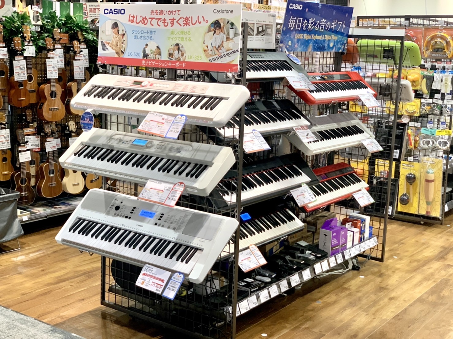当店では、大人気の光ナビキーボードをはじめ、シンプルでピアノライクなキーボードまで多数のキーボードを常時展示しております。毎年、クリスマスプレゼントに大人気のキーボード。今年も、ラッピング袋をご準備してお待ちしております(無料・有料あり)！機種ごとの違いや在庫状況など、ご不明な点がございましたらお電 […]