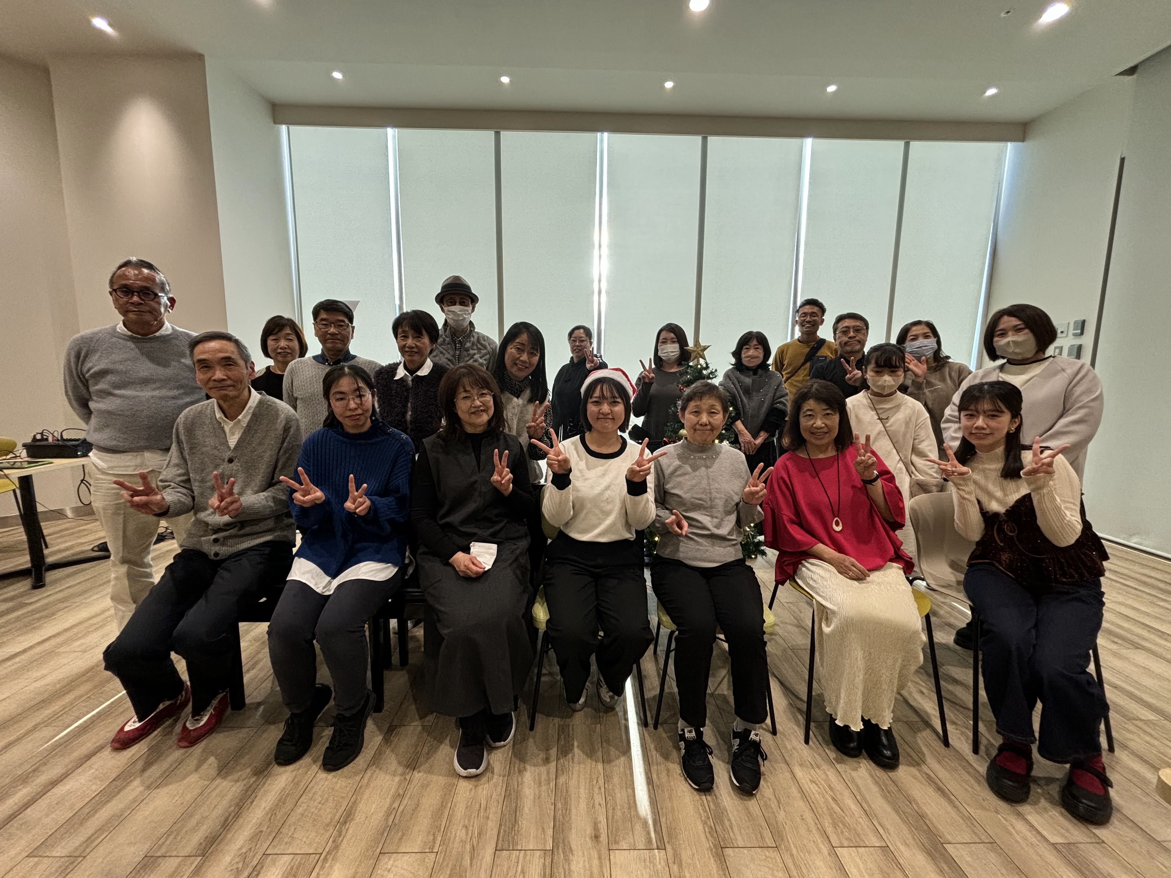 先日、ららぽーと堺店ピアノサロンにお通いいただいているサロン会員様限定で、クリスマス会を開催いたしました！ 今回の会場は、ららぽーと堺3階フードコートにある「ららスタジオ」です！ 会場には、音楽を楽しむ笑顔とあたたかな空気が広がり、終始和やかな雰囲気の中でイベントを行うことができました。 その様子を [&hellip;]