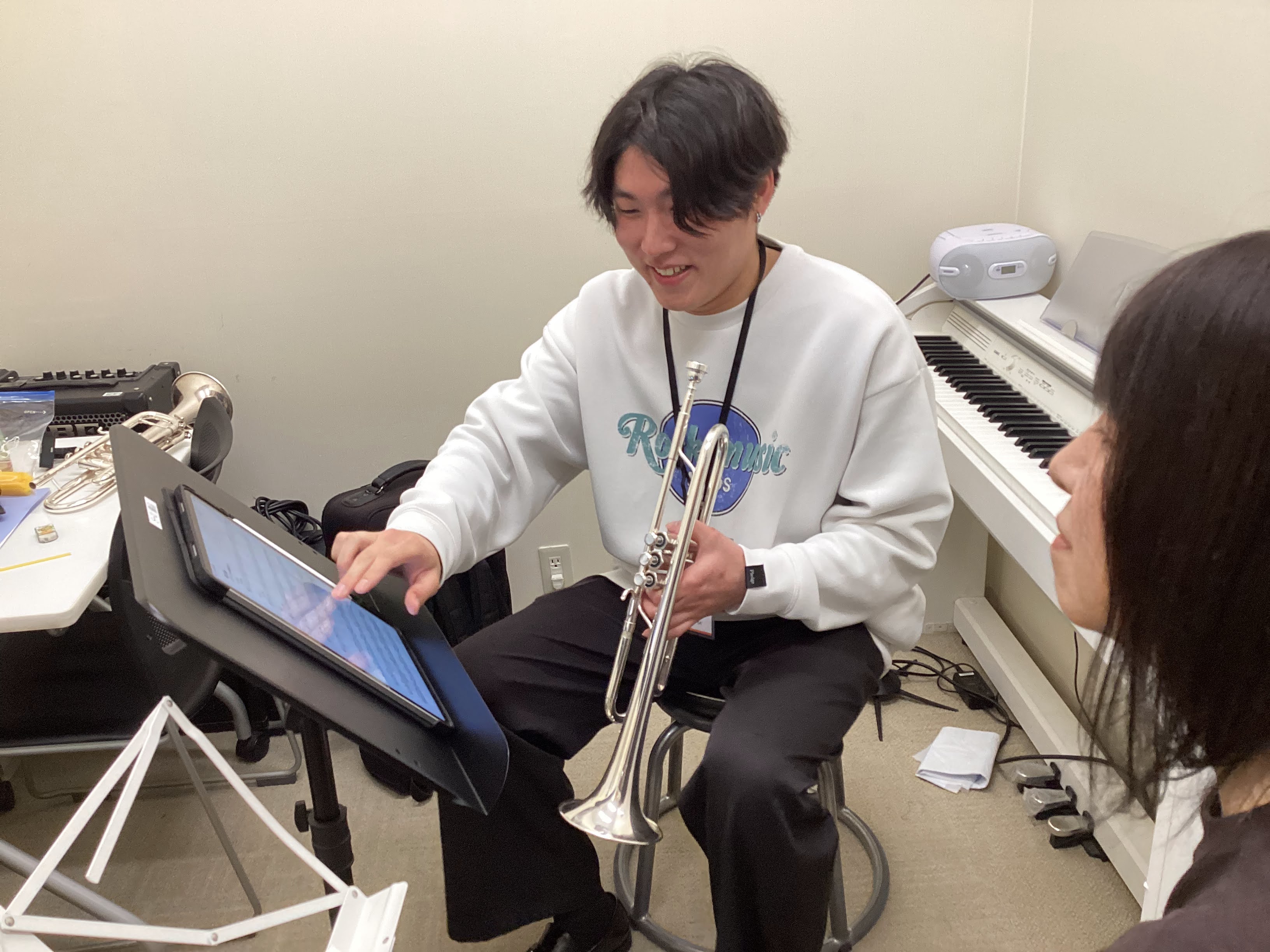 CONTENTSプロフィール松本先生にインタビュー🎺実際のレッスンを体験してみよう！体験レッスン受付中♪お問い合わせプロフィール 松本先生にインタビュー🎺 Q1：トランペットを始めたきっかけは？ 家族が音楽に関わることをしていたということや、地域にブラスバンドがあったため、小学3年生から始めました！ [&hellip;]