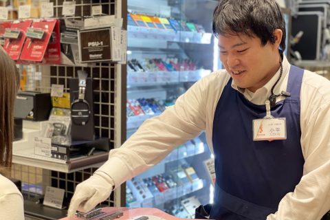 スタッフ写真 エレキベース・アンプ・ギターパーツ 小平