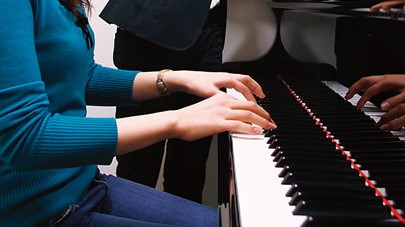 *小林　瑞季（こばやし　みずき）　担当曜日:土曜日　　 *講師プロフィール 桐朋学園大学作曲専攻卒業、同学園研究科修了。ジュネーブ州立高等音楽院作曲家修士課程修了。 *講師からメッセージ 練習する曲以外にも、レッスンの中でできる連弾や音遊び等、音楽を幅広く捉える為の時間を設けております。 自身の「好 […]