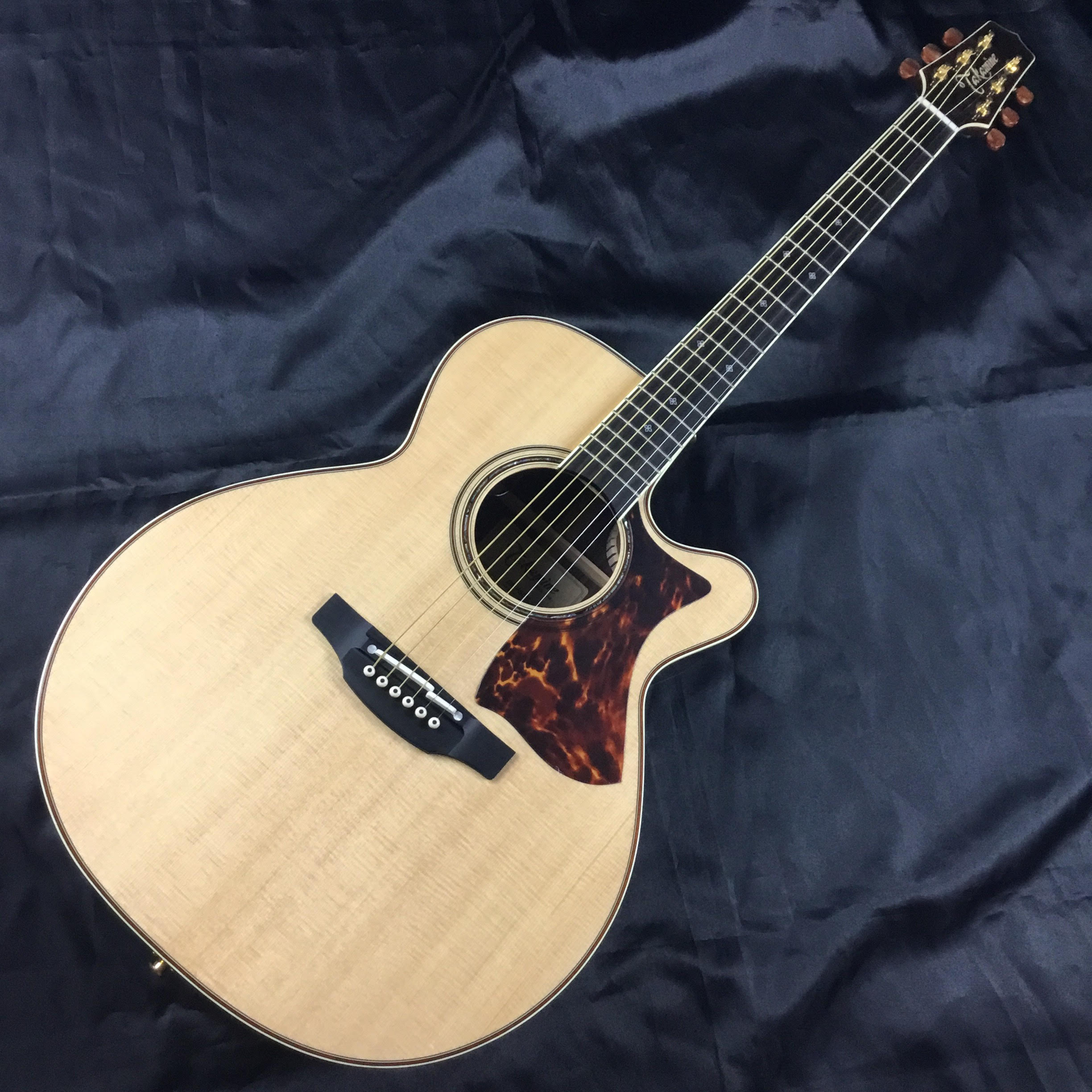 *島村楽器×Takamineコラボレーションモデル！ Takamine(タカミネ）の看板モデル500シリーズをベースに、演奏性を考え抜いたこだわりの仕様にカスタム！ 発売以降、多くのアコースティックギターユーザーにご好評のモデル、DMP50S(NT)が入荷しました。 トップ材は良質な木材をセレクトし […]