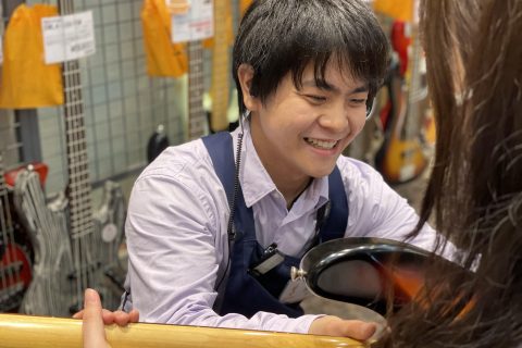 スタッフ写真 アコースティックギター・エフェクター担当 阿部