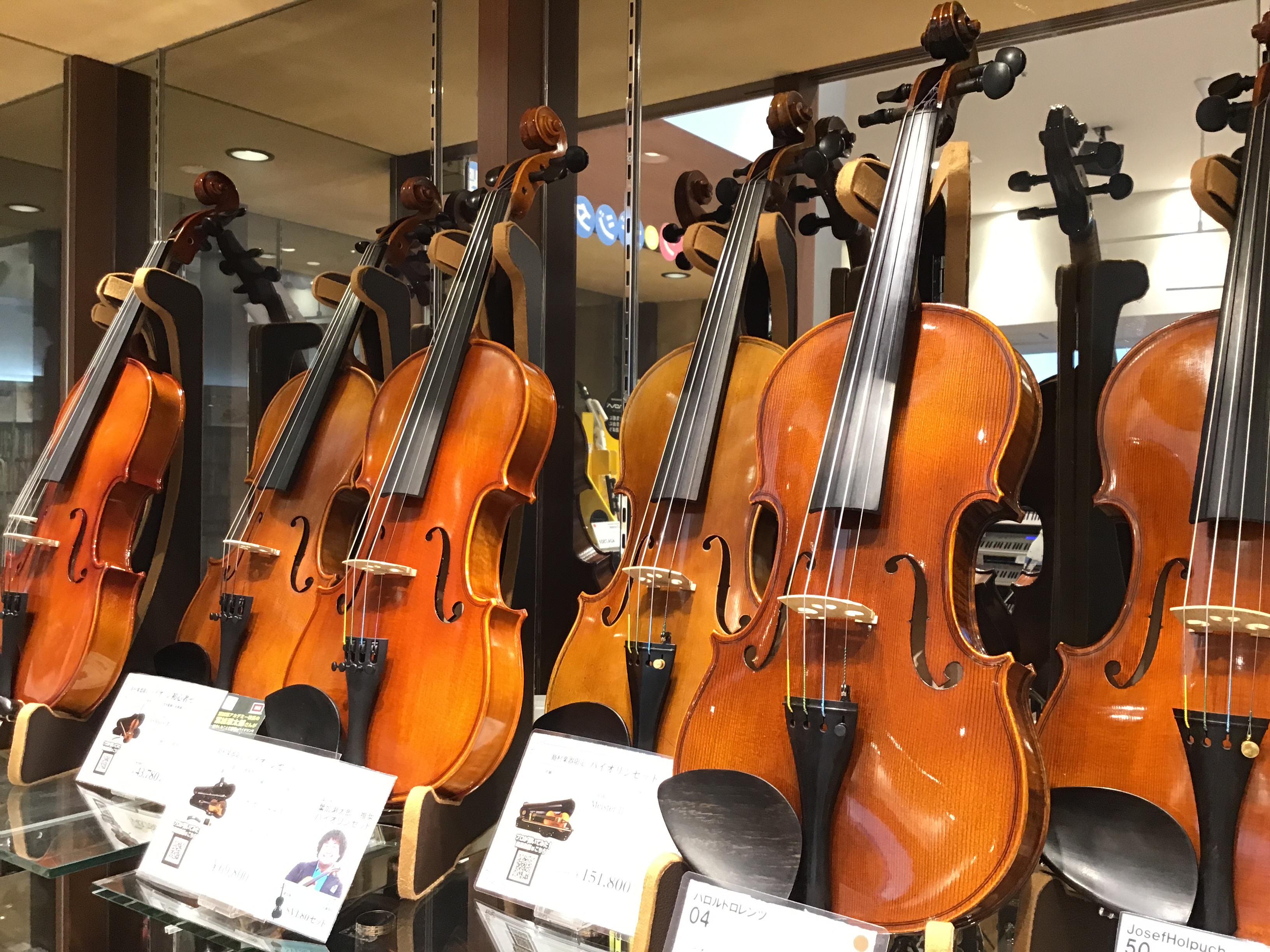 こんにちは！島村楽器ららぽーと横浜店弦楽器担当の井上（いのうえ）です！数多くあるバイオリンの中から相性の良い楽器を選ぶのはなかなか大変なことです。何が良いのか、自分に合っているのかが分からないという方もいらっしゃると思いますので、こちらではご希望に合った楽器の選び方をご案内いたします！店頭でお試しも […]
