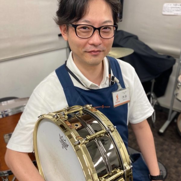 水谷(みずたに)<br />
学生時代から始めたドラムを今も嗜んでいます。<br />
店長になる前にも所属店舗でビギナーズ倶楽部を開催していましたので、お任せください！<br />
一緒にドラムを楽しみましょう！