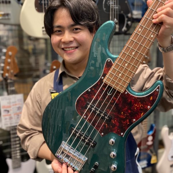 阿部(あべ)<br />
アコースティックギター、エレキベース、エフェクターなどを担当。<br />
メインはベースですが、アコギ・エレキギターも嗜んでいます。<br />
奏法や機材、その他マニアックなご質問も何でも承ります！