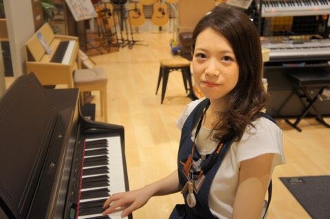 東(あずま)<br />
<br />
これから始めるお子様から大人の方、趣味でお楽しみいただくお客様やピアノの先生まで、実際のレッスンや発表会、ご自宅でのお楽しみ方を想像してお客様に寄り添ったご提案を心掛けています。<br />
また、教室アドバイザーとして当店の音楽教室担当も兼任、防音アドバイザーとして防音のご相談も承っております。<br />
ピアノ選びはもちろん、お楽しみいただく周りの環境まで総合的なサポートをさせていただきますので何でもご相談下さい♬