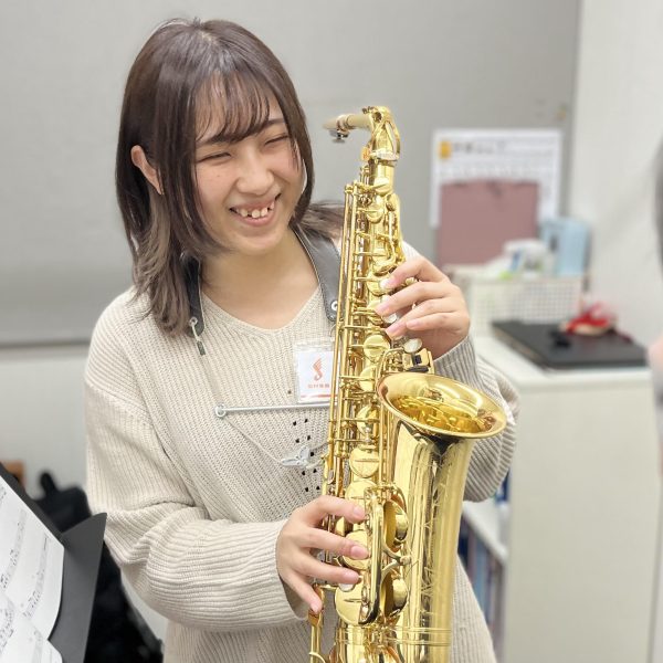 髙野 (サックスインストラクター)<br />
普段はサックスサロンにてレッスンをしています♪<br />
中学・高校で吹奏楽を経験し、大学ではジャズを専攻していました。<br />
楽器の相談のみならず、奏法や練習方法についてもご相談お待ちしております！<br />
