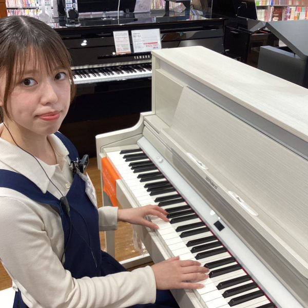 井上(いのうえ)<br />
<br />
これから始めるお子様から大人の方、趣味でお楽しみいただくお客様やピアノの先生まで、実際のレッスンや発表会、ご自宅でのお楽しみ方を想像してお客様に寄り添ったご提案を心掛けています。<br />
当店の音楽教室担当も兼任していますので、ピアノ選びはもちろん、お楽しみいただく周りの環境まで総合的なサポートをさせていただきますので何でもご相談下さい♪