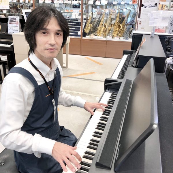 杉(すぎ)<br />
<br />
入社して約25年。様々なお客様へピアノをご案内してきました。この経験と知識を活かしながら、お客様に寄り添う気持ちで、楽しいピアノ生活を送って頂きたい思いを第一に、分かり易く楽しいご案内を大切にしております。小さなご相談から喜んで対応しておりますので、いつでもお気軽にお声掛け下さい。皆様のご来店を心よりお待ちしておりますので、どうぞよろしくお願い致します。