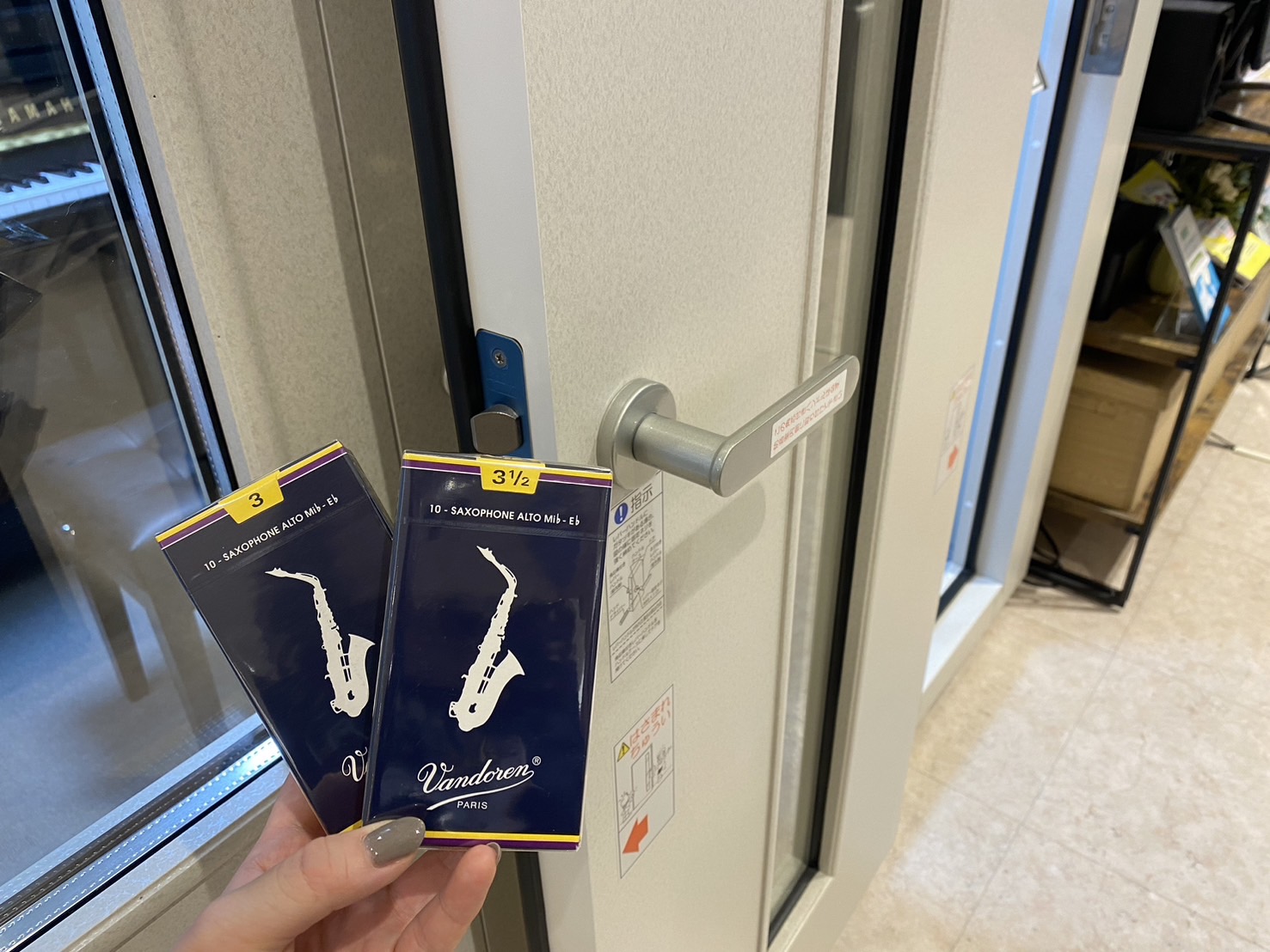 CONTENTSマンションでも、お部屋の中でサックスが吹きたい！管楽器奏者なら一度は思ったことがある"お部屋の中で楽器が吹きたい！"というあの願い。いまこそ叶えてみませんか？実際に店舗で防音効果をお試しいただくこともできます！その①～　自分で組み立て可能！？簡易型防音室！その②～　快適空間！ユニット […]