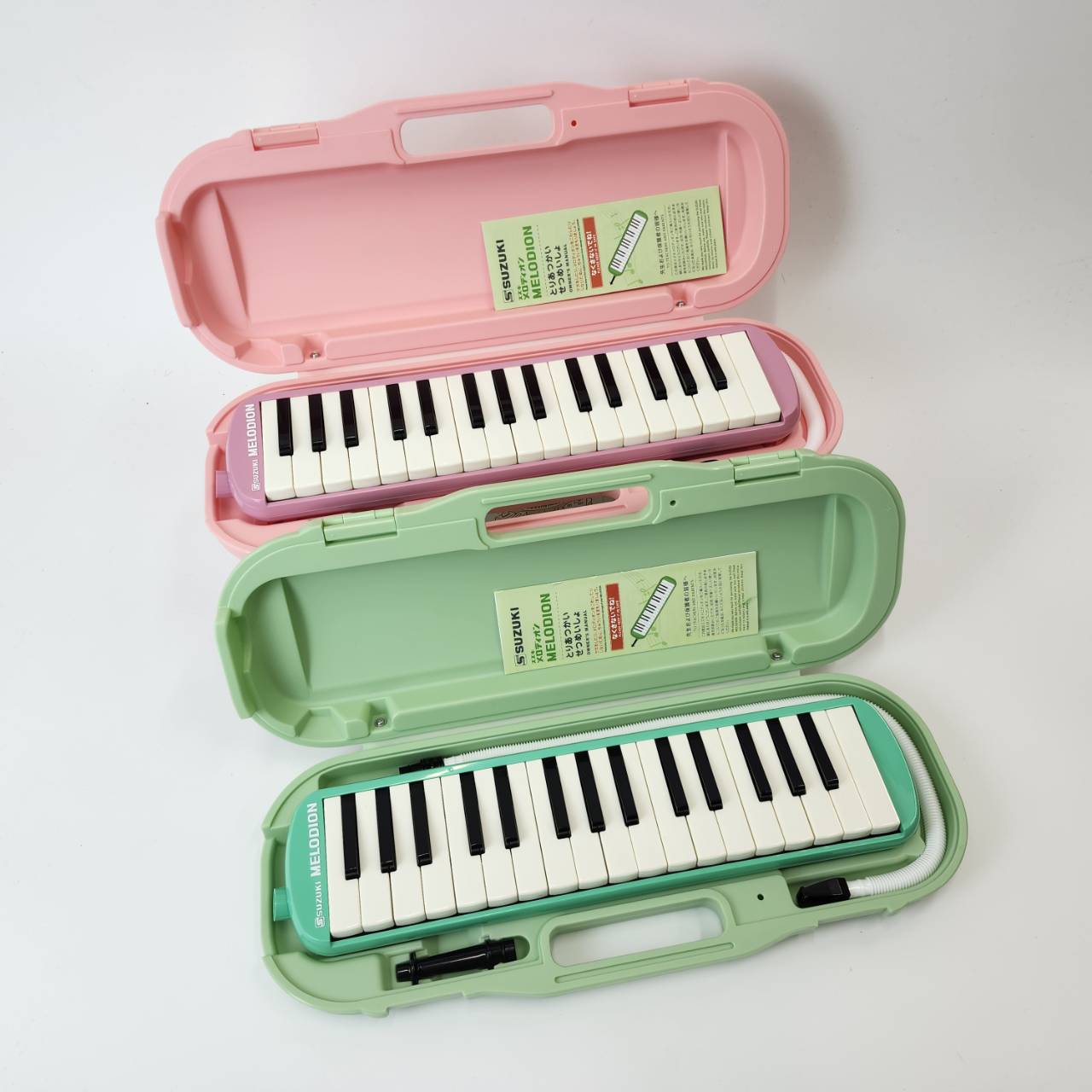 MXN-32シリーズは、MXA-32シリーズの後継モデルです。 楽器に関しては共通仕様ですが、ケースの仕様が異なります。 ハードケースの丈夫さと譜面立てとして使用できる仕様はMXA-32から踏襲しつつ、より指の引っかかりが良く、繰り返しの開閉に強い大型ロックへと変更しました。 今までのモデ […]