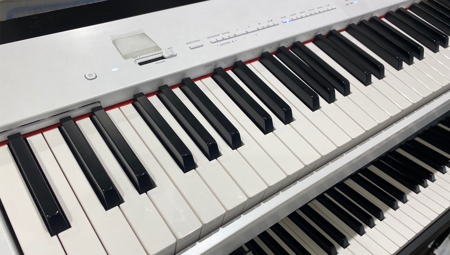 【ごあいさつ】ピアノ上級アドバイザーの新庄です いつもHPを見ていただきありがとうございます。店頭にてHPみました、と新庄宛てにご来店いただけるお客様が多くとても励みになっております。みなさまのピアノ探しの参考になっていればとても嬉しいです。 ・大きすぎるピアノは部屋に置きたくない・卓上で検討してい […]
