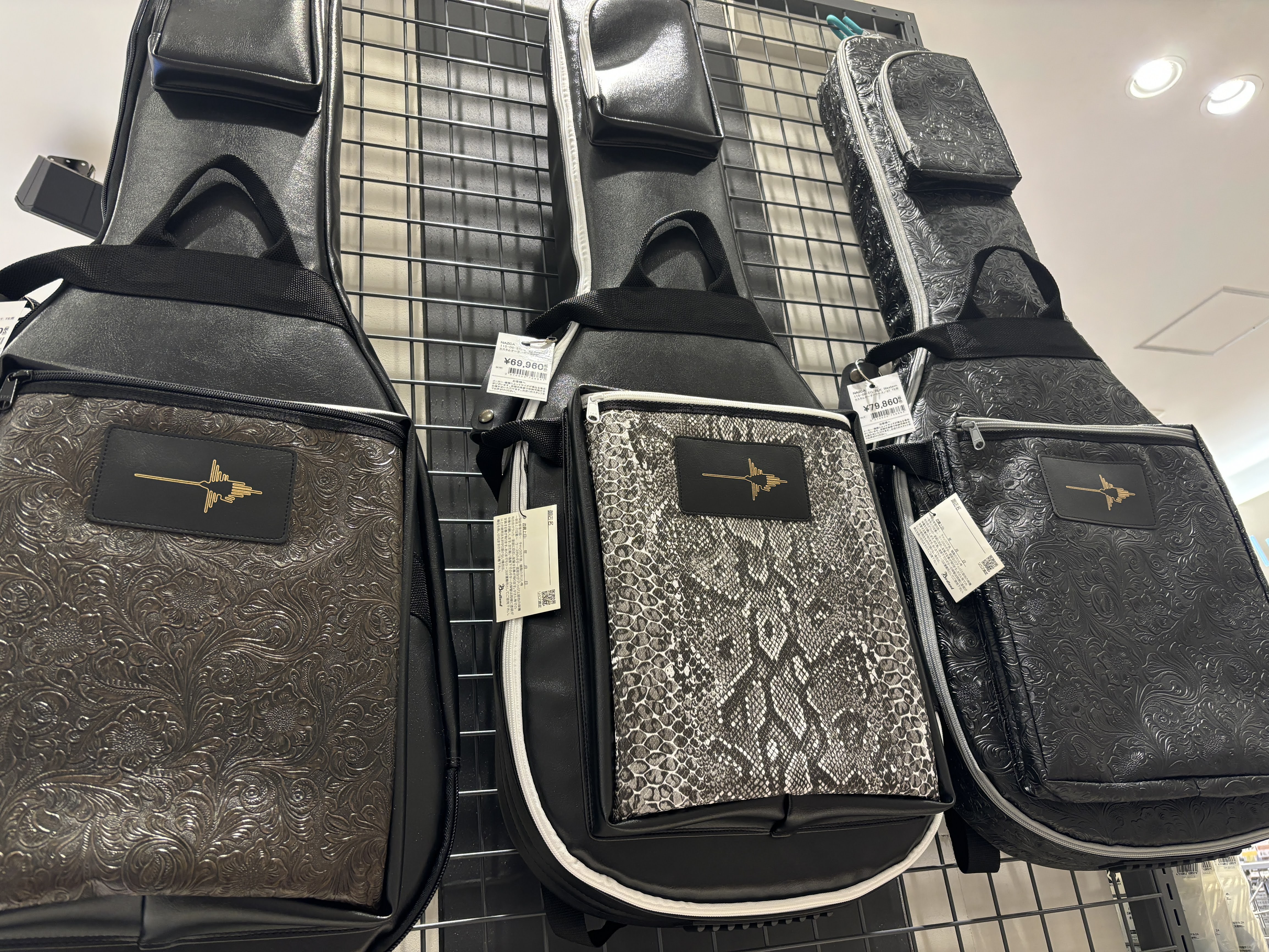 皆様こんにちは！島村楽器イオンレイクタウン店のギターアドバイザー中村です。 大切なギターやベースを持ち運ぶ際、「重くて疲れる…」「すぐ破れてしまう…」とお悩みの方はいませんか？本日は、そんなお悩みを解決し、さらに自分だけのこだわりを詰め込める、国産最高峰とも言われるギグバッグ『NAZCA（ナスカ）』 [&hellip;]