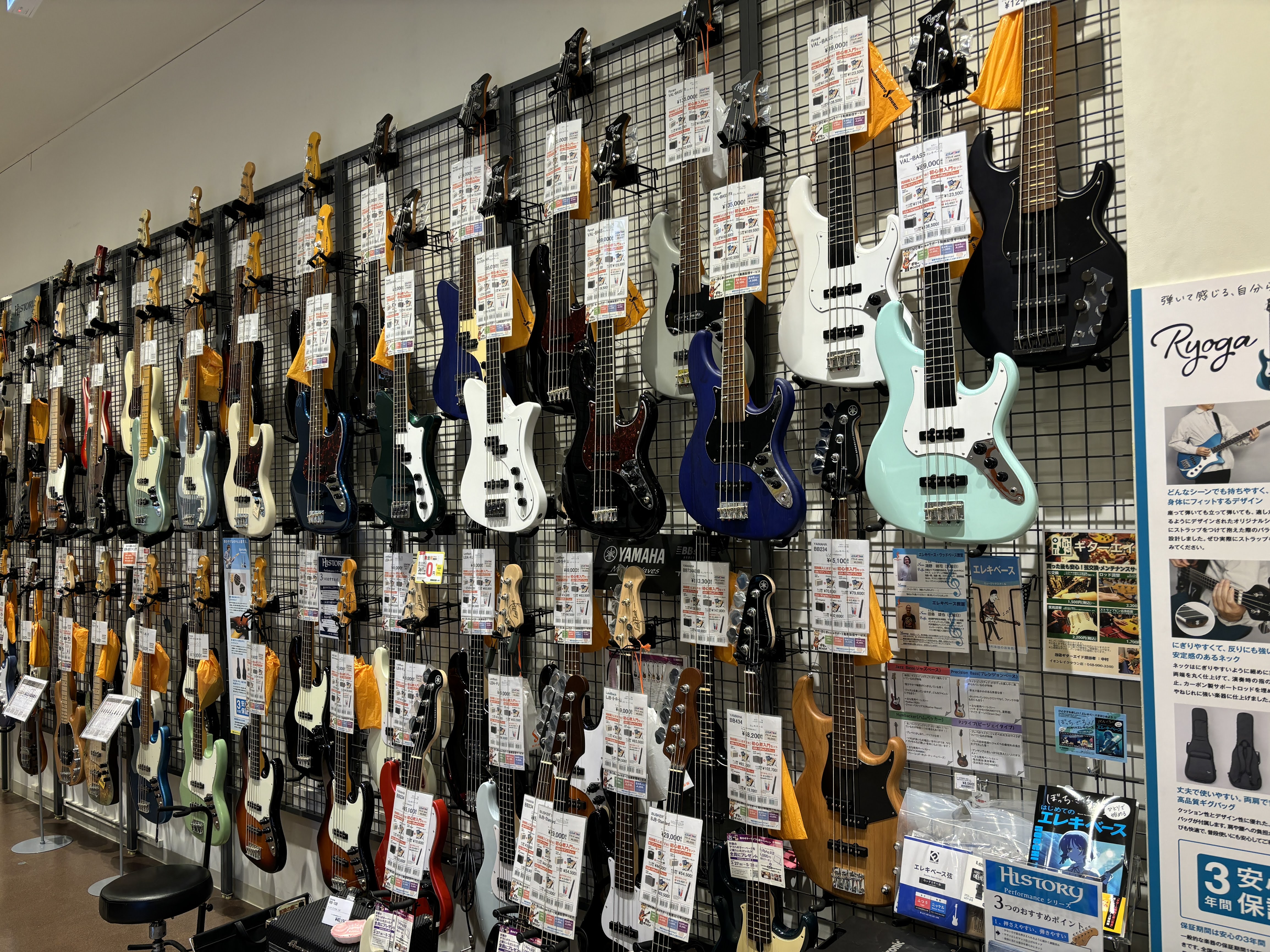 みなさん、こんにちは！島村楽器イオンレイクタウン店のエレキベース担当：中村です！いよいよ新学期！軽音楽部や音楽サークルに入部して、「これからエレキベースを始めたい！」という方も多いのではないでしょうか？ 低音でバンドを支えるベースは、とにかくカッコいい！でも…… 「種類がいっぱいあって、どれを選べば [&hellip;]