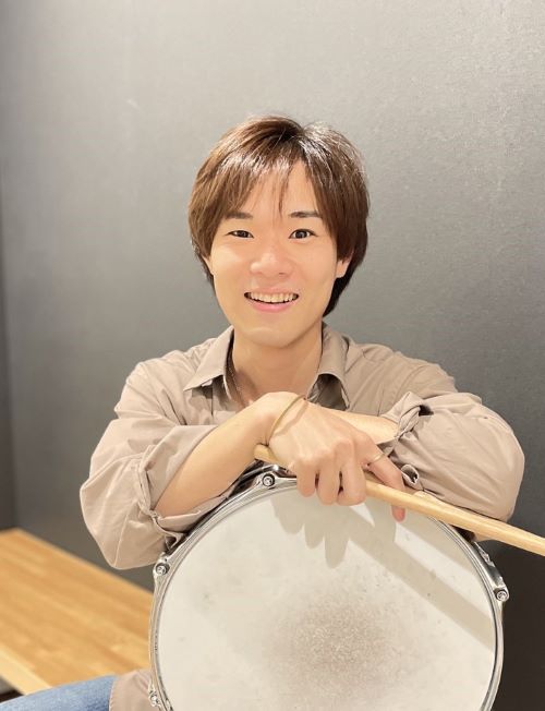 講師プロフィール 国立音楽大学ジャズ科を卒業、また早稲田大学ハイソサエティオーケストラに在籍し様々な賞を受賞。鈴木勲氏や日野皓正氏との共演歴がある。 講師からのコメント ドラムは複雑なイメージをもたれるかもしれませんが、本質はとてもシンプルで誰にでも開けた楽器です！一人一人の好みや目標に沿って全力で […]