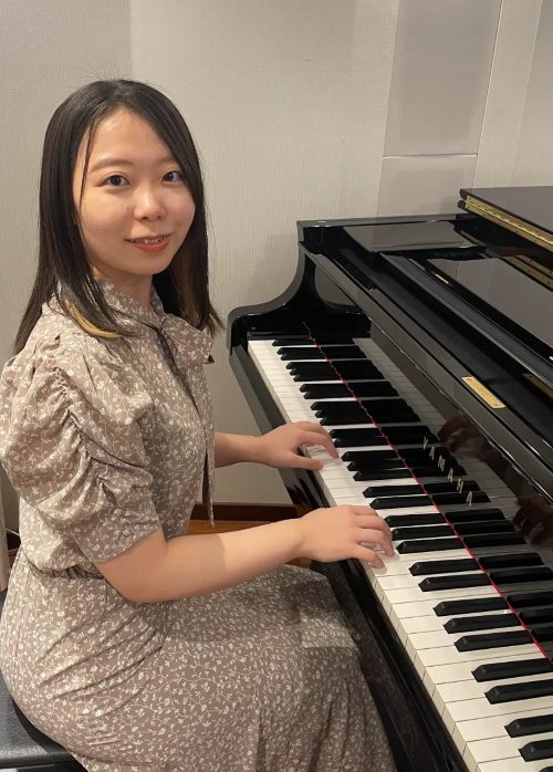 講師プロフィール 国立音楽大学音楽学部ピアノ専攻卒業後、同大学院音楽研究科修了。モスクワ音楽院研修旅行に参加し、交流演奏会に出演。新潟県ヤマハピアノコンクール最優秀賞。中学校・高等学校教諭専修免許状（音楽）取得。 講師からのコメント クラシックを得意とし、初めての方から上級者まで幅広くレッスンをいた […]