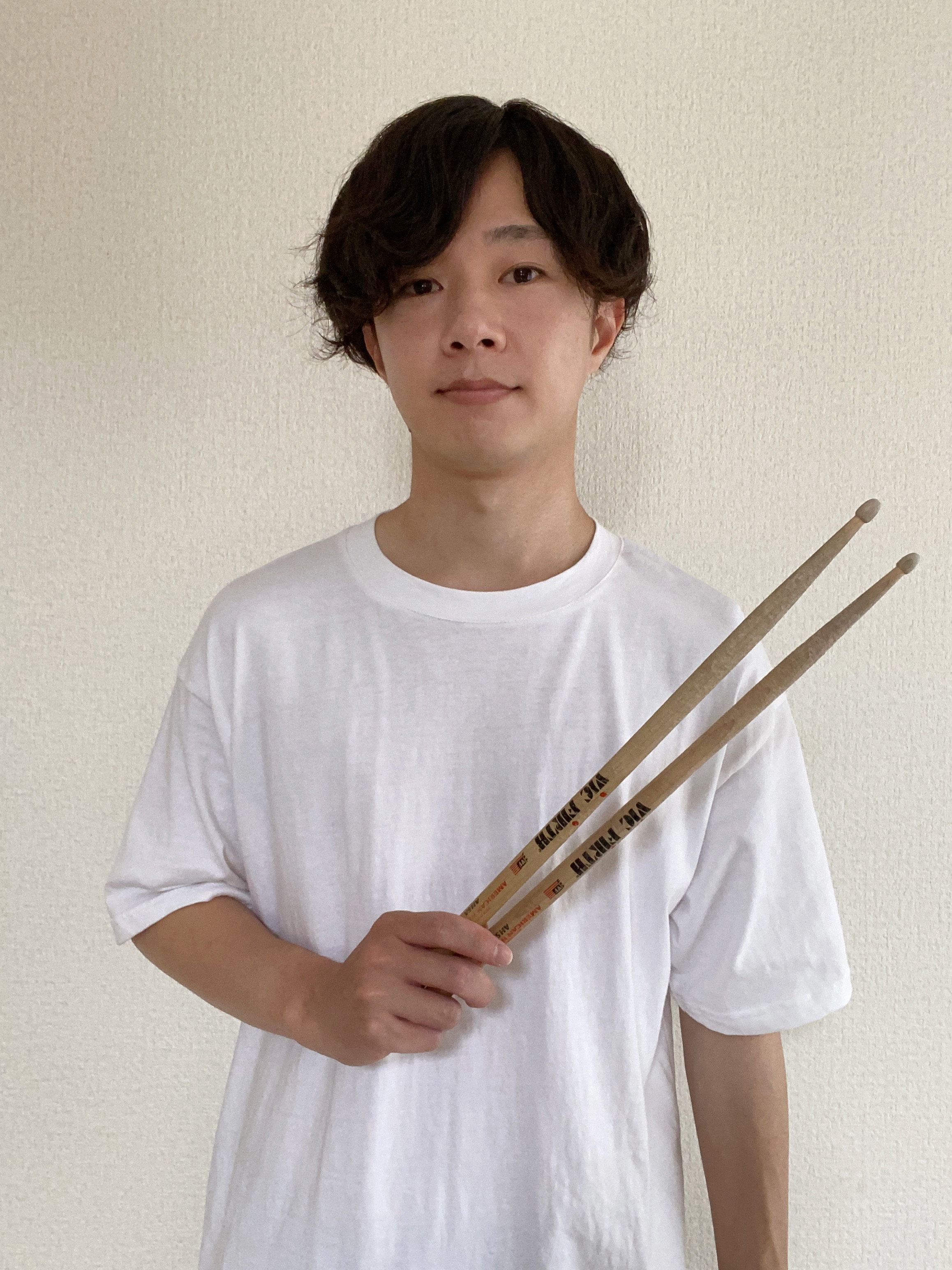 講師プロフィール 尚美ミュージックカレッジ専門学校ジャズ・ポピュラーコース卒業。坂田稔、大井澄東の各氏に師事。現在はアーティストのサポートや自身のバンドにて演奏活動中。 講師からのコメント ポップス・ジャズ・ロックなどジャンルを問わず、お一人お一人に合わせて丁寧にレッスン致します。吹奏楽部のパーカッ […]