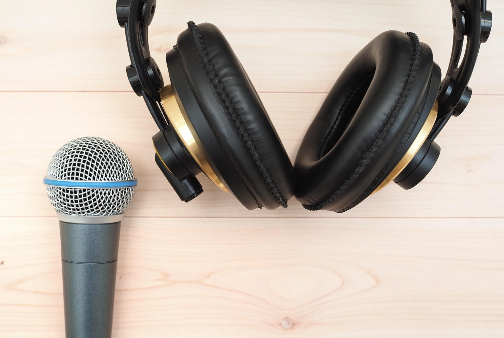 宅録で一番手軽な方法といえば、スマホなどのボイスメモ機能を使っての録音ですね。私もスタートはそこからでした。ただある時点で、もっといい音質にしたい！リバーブとかかけたりして、ちょっとでも上手く聞こえるようにしたい！という風に欲が出てくるものです。 そんな時に、マイクとオーディオインターフェイスを使っ […]