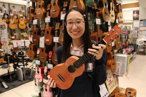 スタッフ写真 ウクレレ、電子ピアノ、キーボード、楽譜、音楽教室 大島