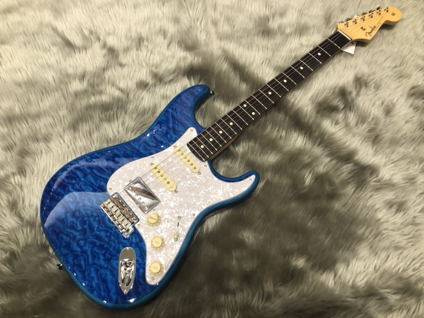 FenderからFSR（Factory Special Run）モデルが登場致しました。 FSRとは既存モデルに販売店のオリジナル仕様を盛り込んで限定製作いただく特別なプログラム。今回はトップにキルトメイプルを採用したり、パーツをクロームからゴールドへ変更するなどルックスにこだわった仕様となっており […]