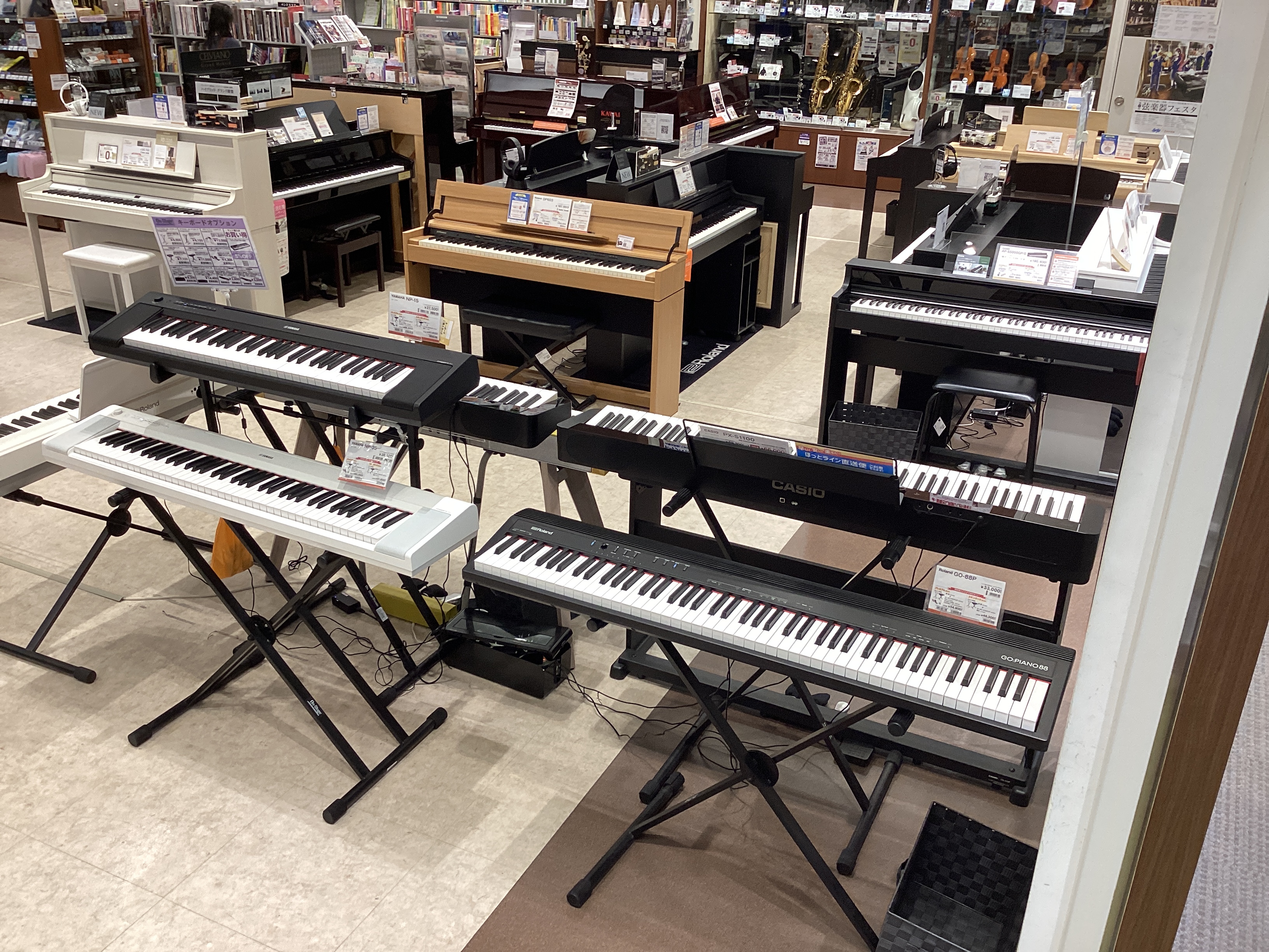 ミニキーボードからフルサイズのキーボードまで豊富に取り揃えております♪ 東京都江東区にございます、南砂町ショッピングセンターSUNAMO 3Fの島村楽器では人気メーカーのキーボードをご覧いただけます！実際に見て触れて試せる店内にて、ゆっくりとキーボードをお選びいただけます。 新生活応援フェア実施中！ […]