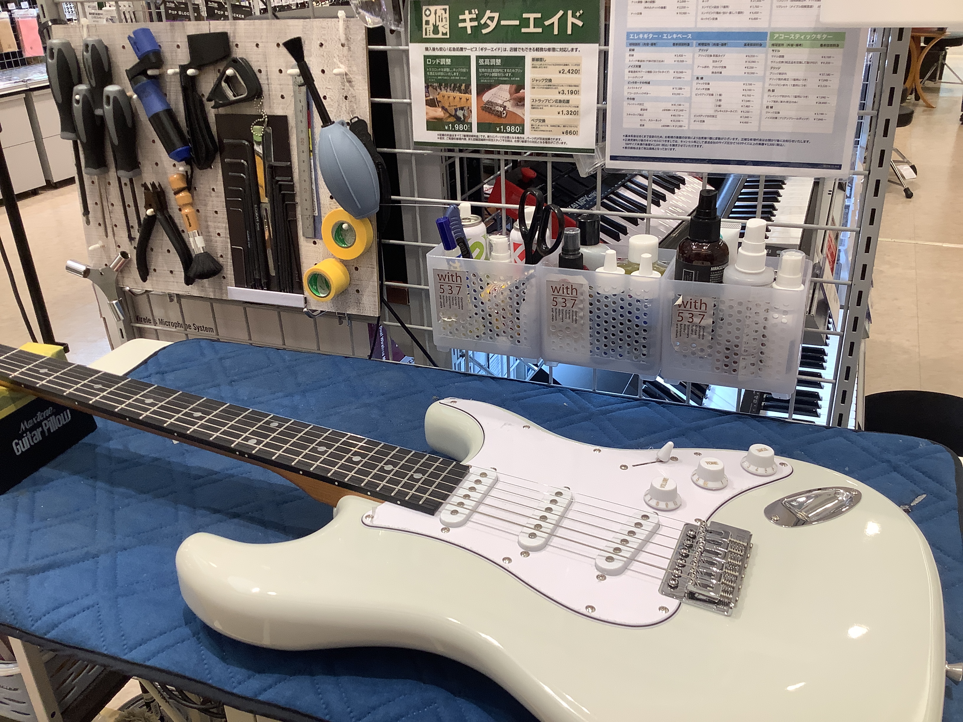 これからギター・ベースを始める初心者の皆様を応援するアドバイス特典です！お悩みの相談も承ります。 1.初心者の方でも弾きやすいように、ギターをセットアップ 初心者が挫折する原因の一つは、弾きにくさ。店頭で購入頂いたギター・ベースの弦高やネックは、弾きやすいように調整してお渡しします。 2．ギター初心 […]