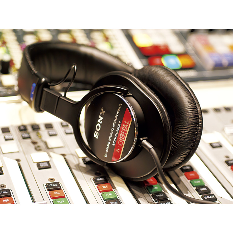 数多くのレコーディングスタジオで愛用されている音楽業界のハイスタンダードMDR-CD900ST