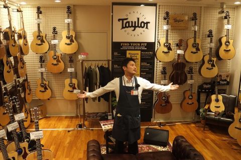 スタッフ写真 アコースティックギター/クラシックギター/ウクレレ 山川