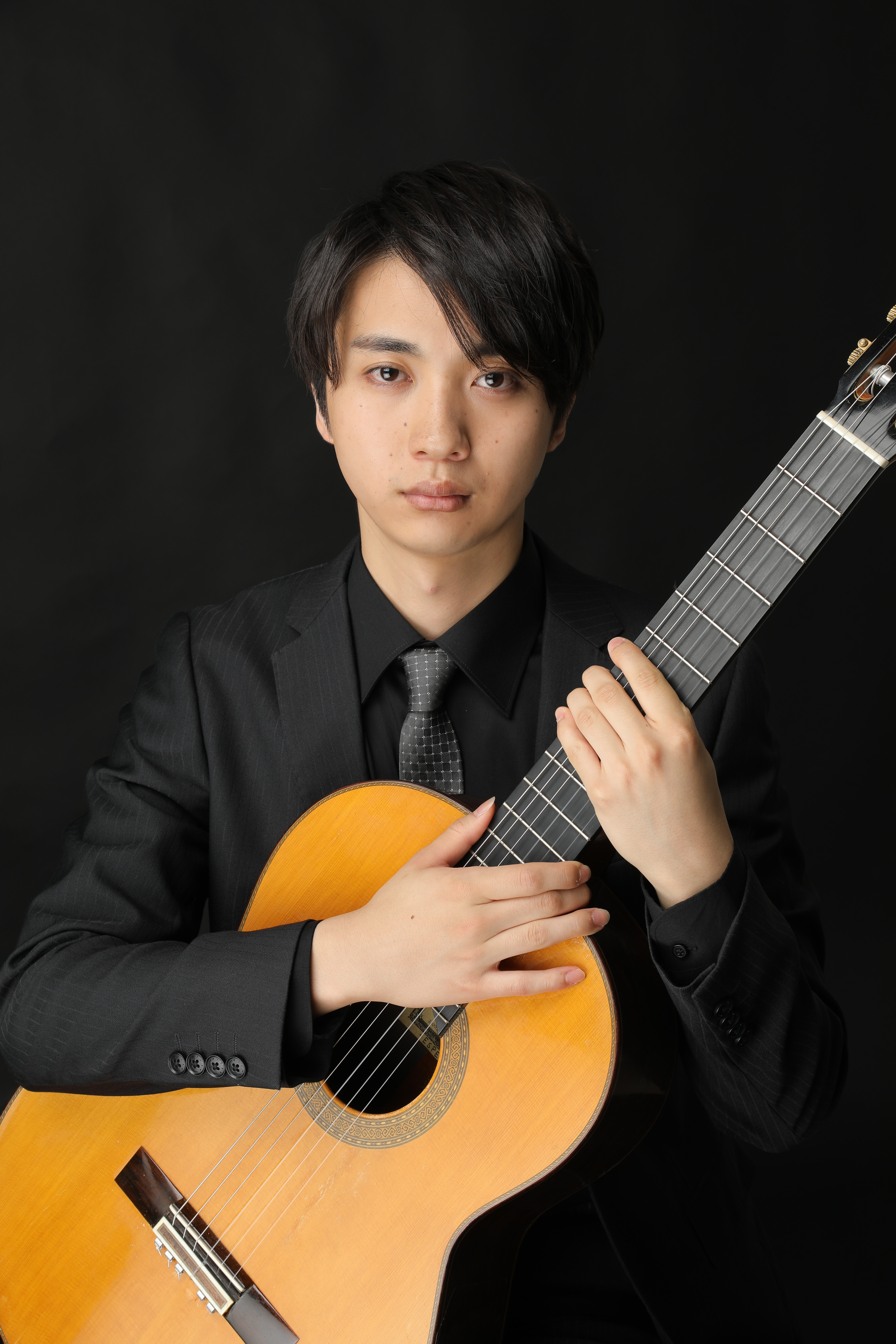 講師インタビュー クラシックギターを始めたきっかけ、どのくらいご経験がありますか？　 高校の部活動で古典ギター部（クラシックギターで合奏する部活）に入ったことがきっかけです。 最初の仮入部期間になんとなく体験に行ってみたら、これまで感じたことのないような楽しさに出会い、そこからクラシックギターにハマ […]