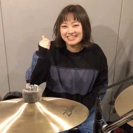 ドラムを始めたきっかけは何ですか？ 中学生の頃、吹奏楽部に入部しパーカッションを担当した時に初めてドラムを触って、とっても楽しかった事がきっかけです！ ドラムをやって良かったと思うことはなんですか？ いっぱいありますが、1番はライブをしてる時です！ 初心者でも大丈夫ですか？ もちろんです！皆さんがド […]
