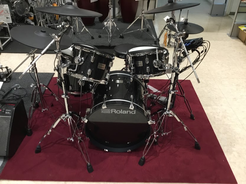 *V-Drums Acoustic Design こんにちは！ドラム担当の青柳です！町田店にもやってまいりました！3品番の中から町田店にはフルキットのVAD506が入荷！デザイン・打感共に最高の電子ドラムです。 『V-Drums Acoustic Design』シリーズは、アコースティック・ドラムさ […]