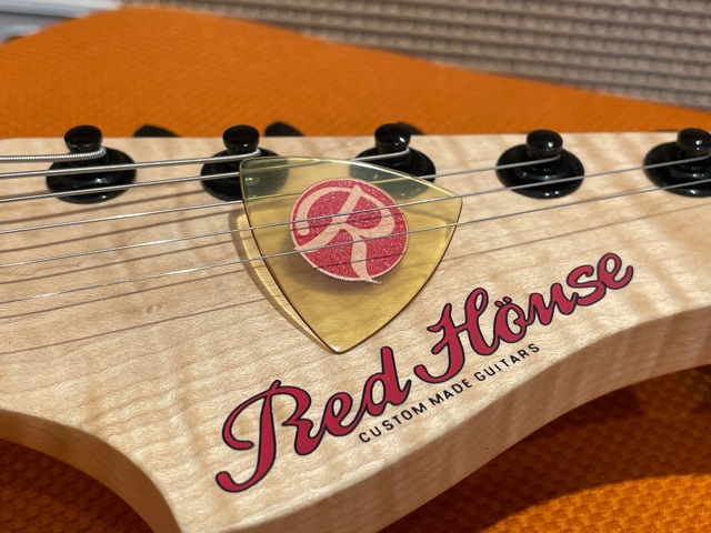 *レッドハウス石橋さんチョイスのオリジナルピックです。 Red House Guitarsは長野県塩尻市に居を構えるハンドメイドギターメーカー。古くから有名メーカーのOEMなどを請け負い、プロミュージシャンからの信頼も厚い老舗ブランドです。 今回代表の石橋さんに仕様を決めて頂き、こだわりのピックが完 […]