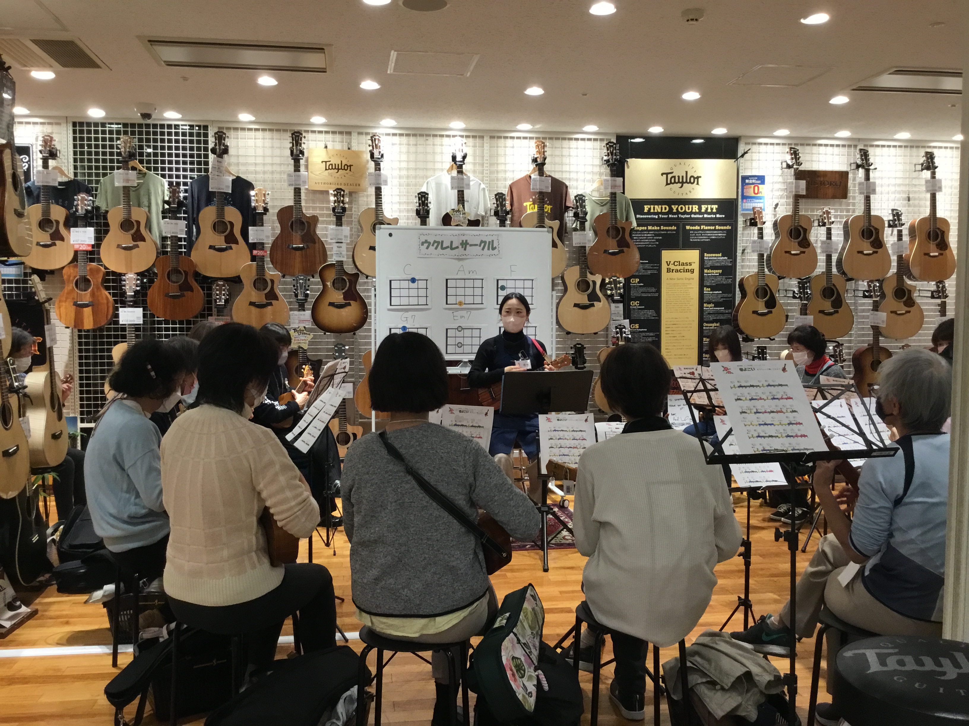 こんにちは！ウクレレサークルリーダーの西田です♪今回は3月14日に行った活動のレポートをしていきたいと思います！ メンバー 今回は16名の皆さんにご参加いただきました！毎度ご参加いただいてる方はもちろん、初めてご参加いただいた方は3名いらっしゃいました♪沢山の方にご参加いただきましてありがとうござい […]