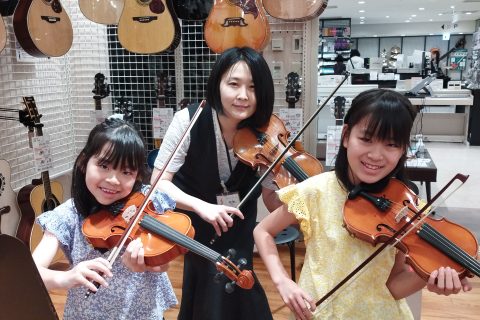 「ふるさと」でアンサンブル(^^♪ こんにちは！島村楽器ミーナ町田店バイオリンインストラクターの有働(うどう)です(^^♪4月から新たに始まりました『バイオリンアンサンブル体験会』ですが、5月は各回に1～3名様お集まりいただきました。何と4月にもご参加いただいた方も多くいらっしゃり、嬉しい限りです。 […]