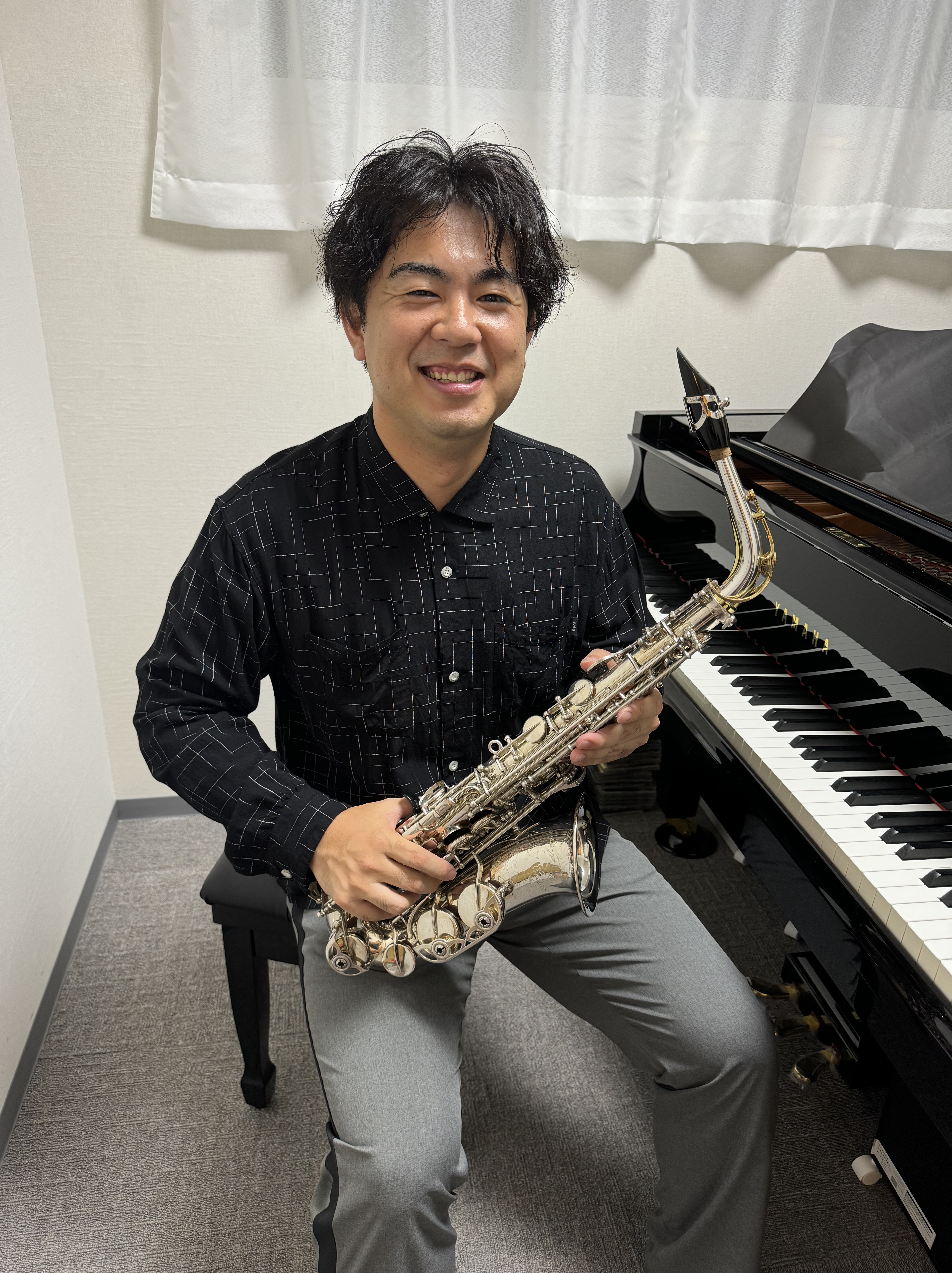 CONTENTSサックス科講師　高石浩貴先生サックス科講師　高石浩貴先生 プロフィール 昭和音楽大学 弦・管・打楽器コース卒業。平成 23 年に陸上自衛隊に入隊。 西部方面音楽隊に配属後、中央音楽隊に配属となり、 約 12 年間サクソフォン奏者として勤務しフリーランスに転向。 ソロ、室内楽、吹奏楽、 […]