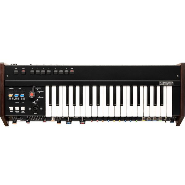 【miniKORG 700Sm】<br />
<br />
銘機「miniKORG 700S」をミニサイズで復刻し、新機能も付加したモデル。<br />
86%にダウンサイズされて可搬性も上がっています。