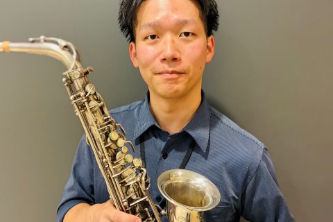 サックスといえば「ジャズ」のイメージがありますが、実はクラシック、ポップス、フュージョン、演歌等様々なジャンルで活躍できる楽器です。！その中でもアルトサックスは女性の声、テナーサックスは男性の声に近いと言われていて、ソプラノ、アルト、テナー、バリトンと同じ指使いで持ち替えができるのも面白いポイントで […]