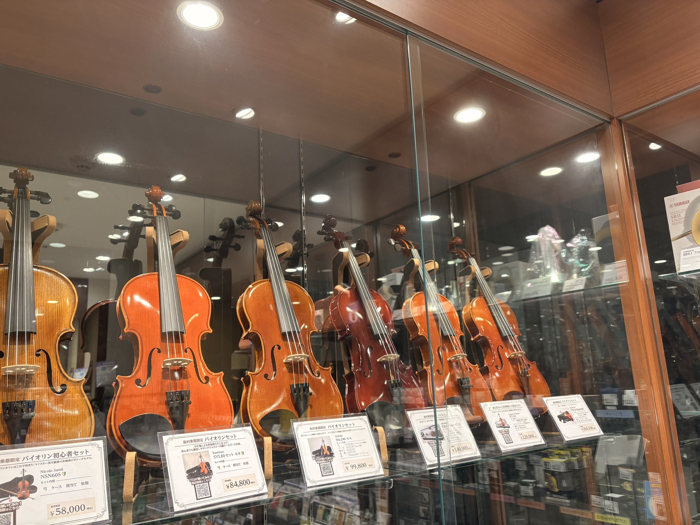 ♪楽器の取り扱い方について弾く前の準備から楽器をしまうまでの流れを、一緒にやりながら慣れていきましょう(^^♪チューニングのやり方や日々のお手入れのやり方もご説明します。ミュートやチューナー、湿度調節シート等、ご要望に合わせて便利なヴァイオリングッズのご紹介もさせていただいてます。 ♪楽器の構え方や [&hellip;]