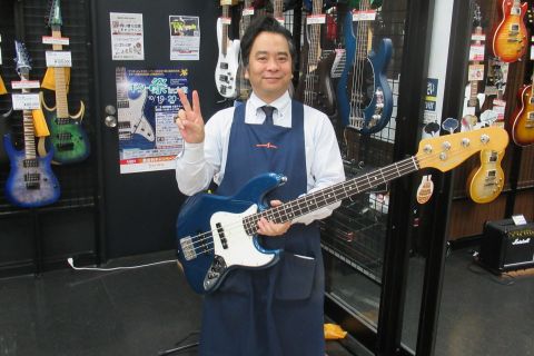 スタッフ写真 副店長、アコースティックギター、ウクレレ、エレキベース、アンプ 厚木