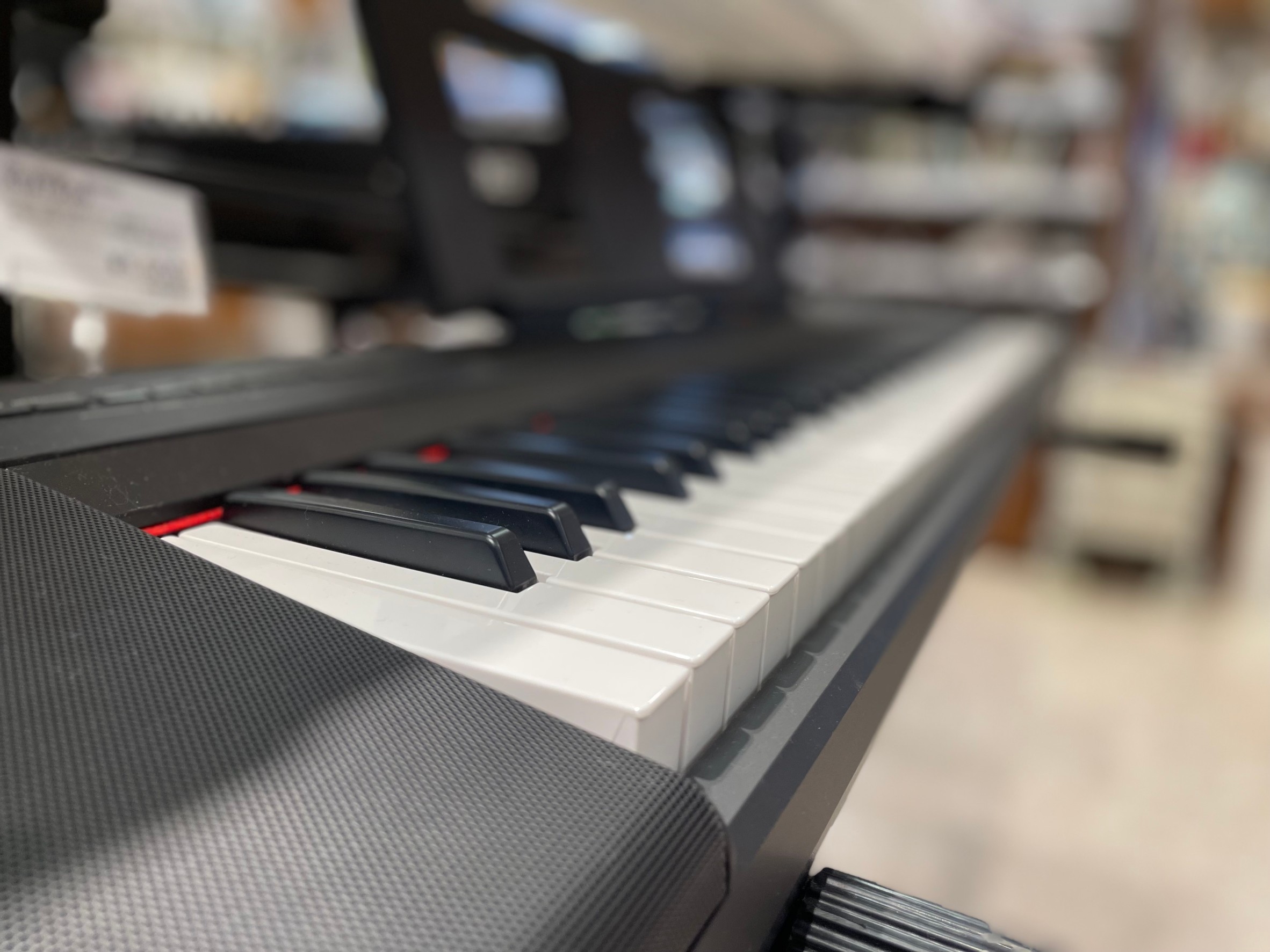 初めてでも一人でも楽しめるカラーバリエーション豊富でPOPな楽しいキーボードのご紹介です。 CONTENTSRoland　GO:KEYS 3オススメポイント①知識が無くてもいきなり演奏できる？！オススメポイント②豊富な音色で色々楽しめるオススメポイント③指1本でバンドが組める？！オススメポイント④お […]