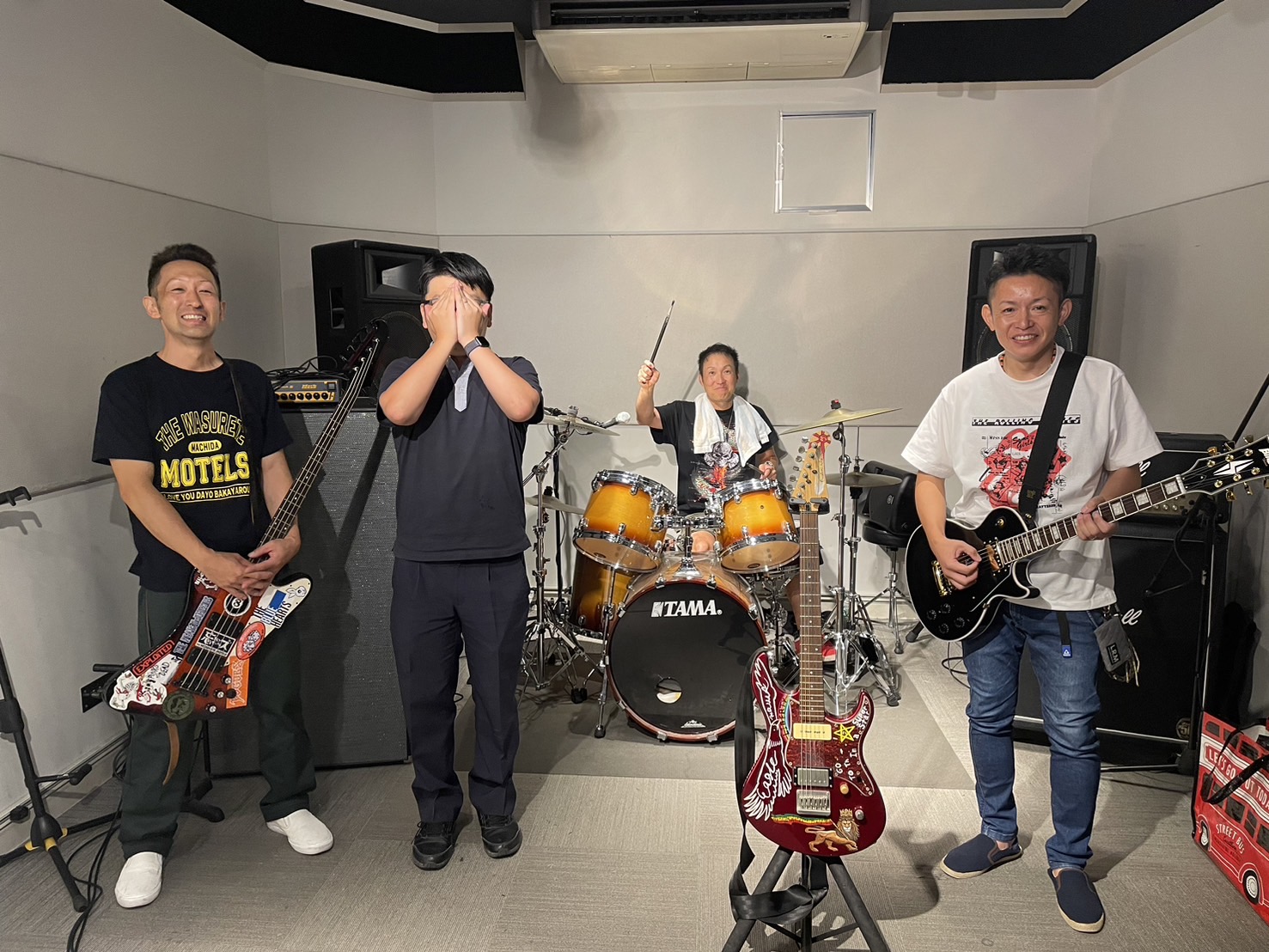 8/14(日)にけやきウォーク前橋店で開催したインストアライブ『しまむらいぶin群馬』の模様をお届けいたします！ 白くまブラスターズ これぞロックです！リンダリンダ～～！！！ キザキ エレキギター一本で弾き語りでした！ 世界観抜群のカッコイイ演奏でした！ 終わりに 久しぶりの開催となったインストアラ […]