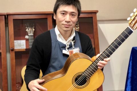スタッフ写真 アコースティックギター、クラシックギター、電子ピアノ 藤橋