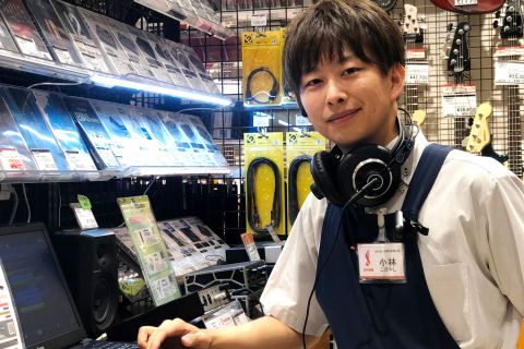 スタッフ写真 DTM・ドラム・クラシックギター・マンドリン・ACOUSTASONIC 小林